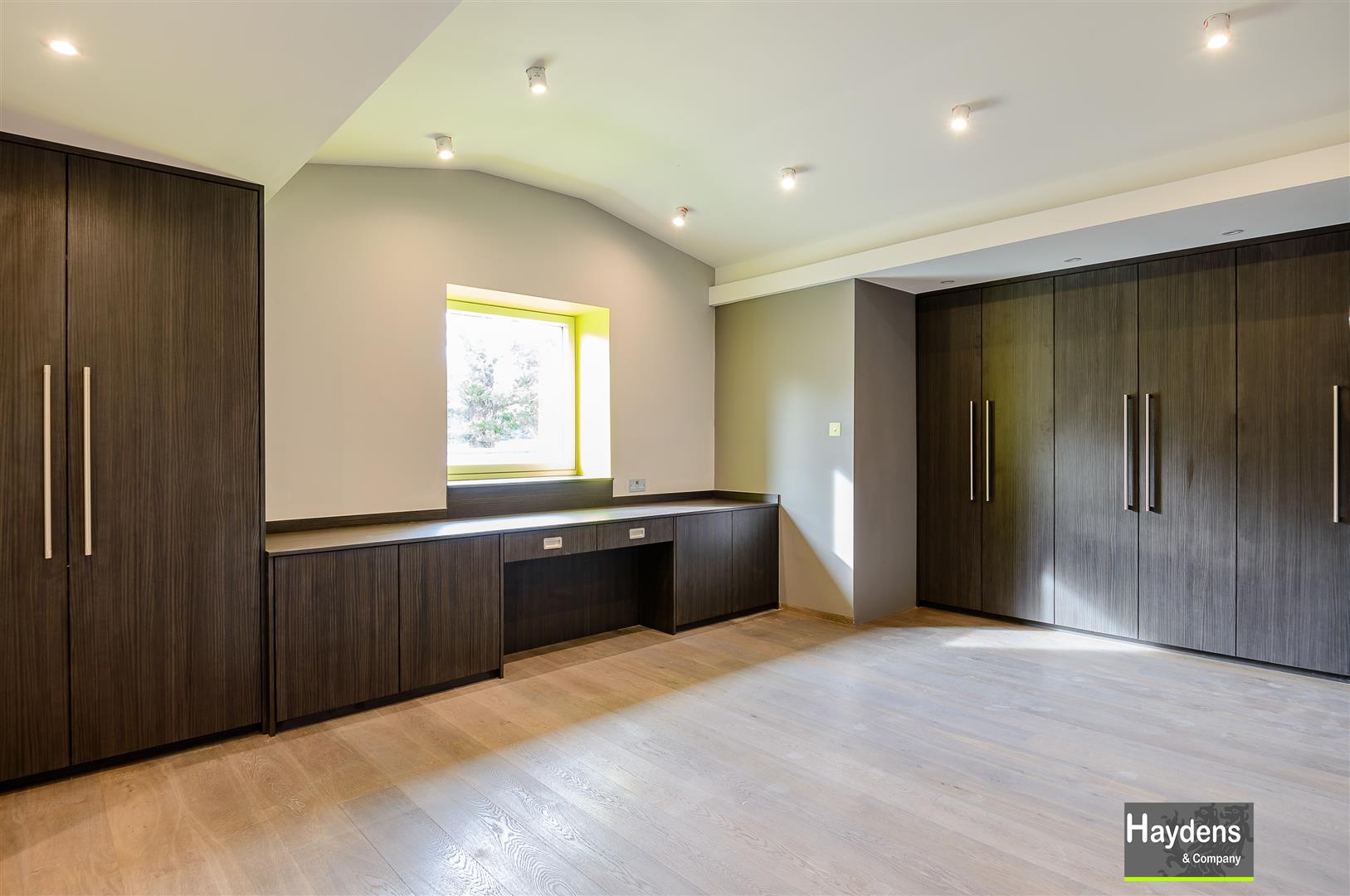 5 Bedrooms, House - Semi-Detached